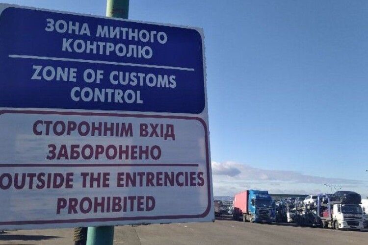 На польському кордоні помер ще один водій з України