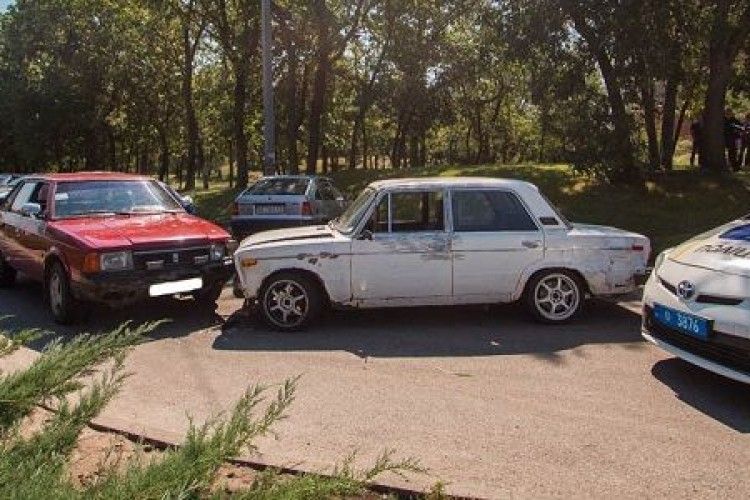 Грабіжники на іномарці з номерами «Весілля» відібрали у інкасаторів півмільйона гривень