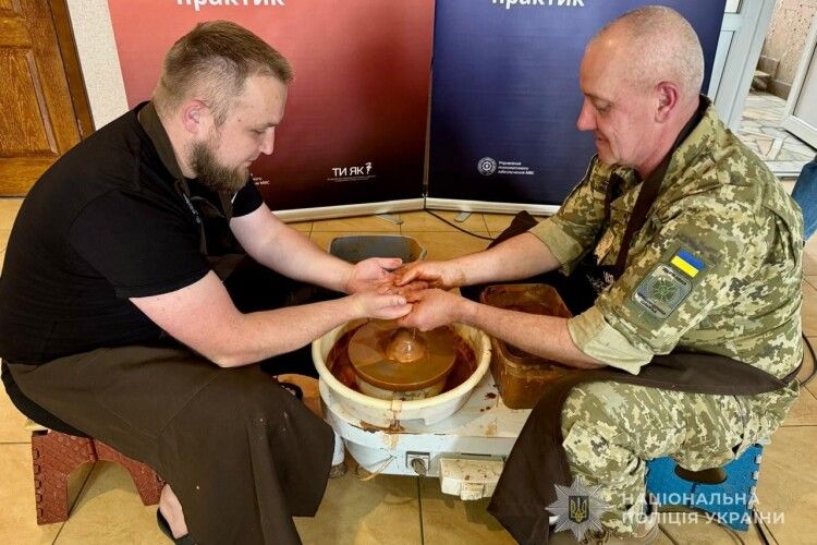 На Волині поранені бійці творили на гончарному майстер-класі