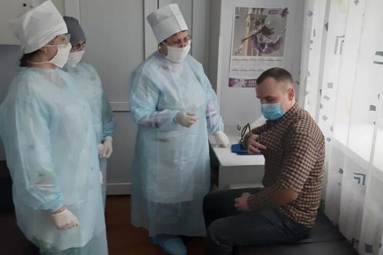 Лікарі Володимира тренувалися помагати потенційному пацієнту зі скаргою на коронавірус