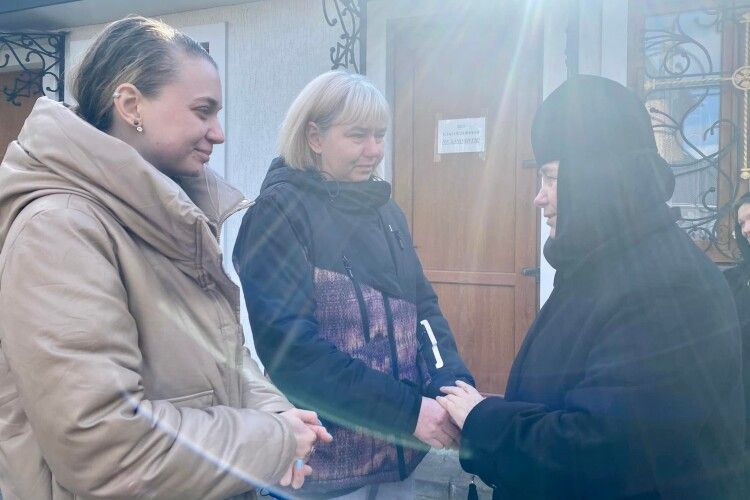 У Зимненському монастирі приймають біженців та моляться за воїнів України (Фото)