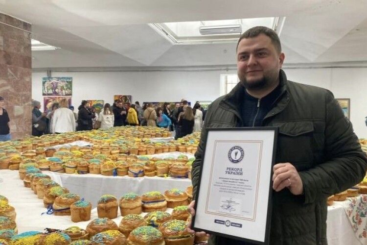 У Львові створили рекордно великий тризуб з 1000 великодніх пасок (Фото, відео)