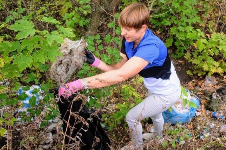 Президентка Естонії допомагала прибирати пару українського міста
