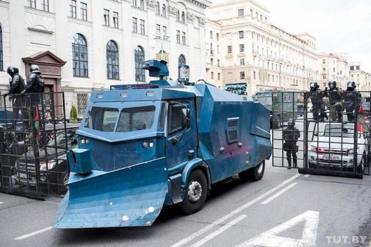 У Мінську вирують протести. Силовики пригнали важку техніку (Фото, відео)