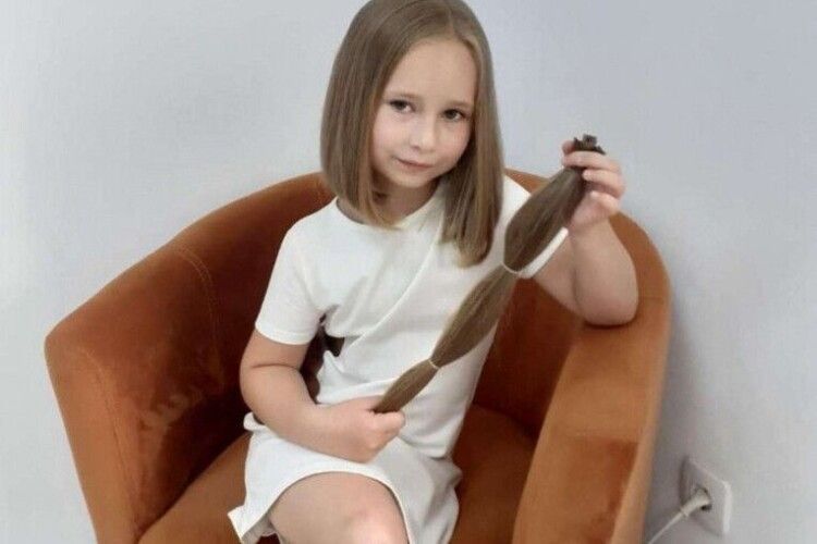Школярка відрізала волосся, щоб допомогти ЗСУ