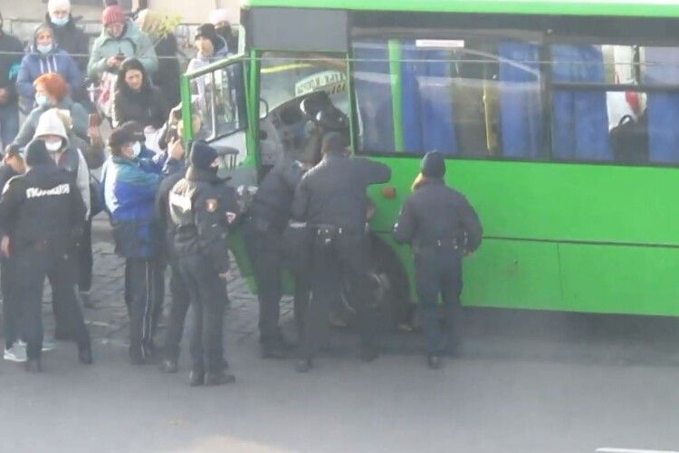 Патрульна поліція Волині оприлюднила відео про затримання водія маршрутки в Луцьку. У соцмережах обурені іншим відео про цю ж подію (Відео)