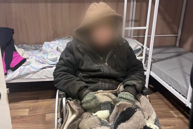 Без світла та тепла: на Волині патрульні врятували літню жінку, яка замерзала в будинку