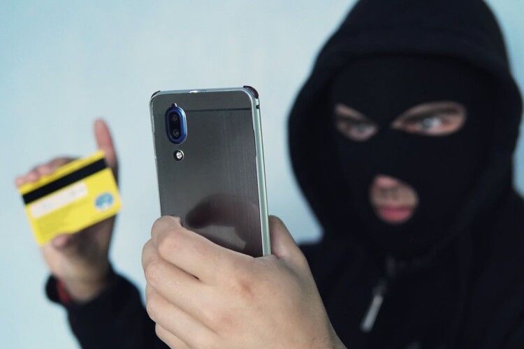 На Волині ошуканці видурили великі гроші в чоловіка за мобільний телефон