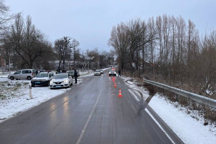 На Рівненщині легковик в’їхав у людей, які чекали на зупинці (Фото)