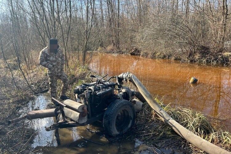 У Вараському районі вчора поліцейські вилучили сім мотопомп