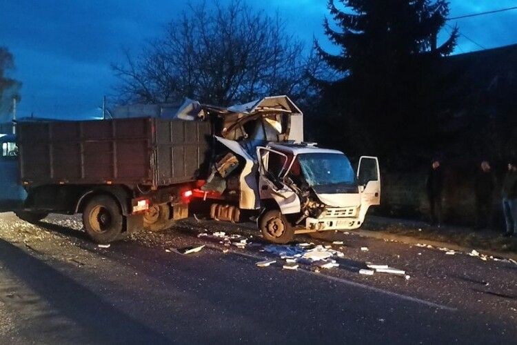 ДТП на Рівненщині: не розминулися дві вантажівки
