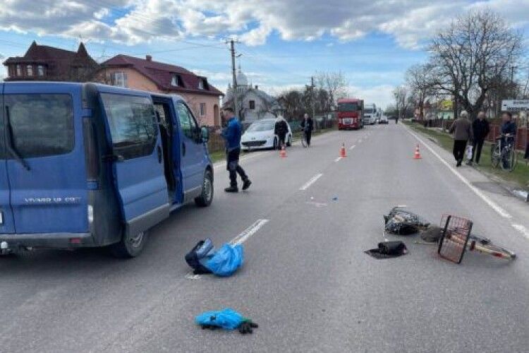 На Львівщині мікроавтобус збив велосипедиста