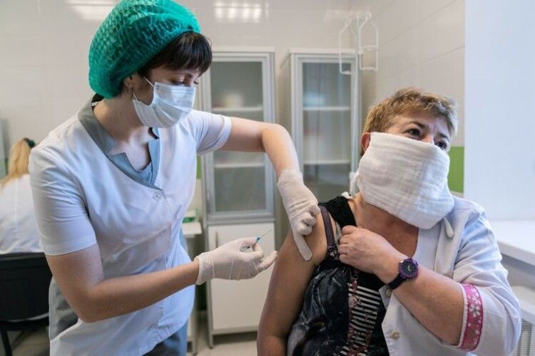 На Волині за добу – один летальний випадок від COVID-19 і рекордна кількість щеплень