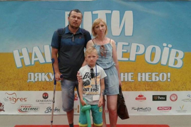 Тяжко травмований атовець живе мрією без милиць зіграти із сином у футбол