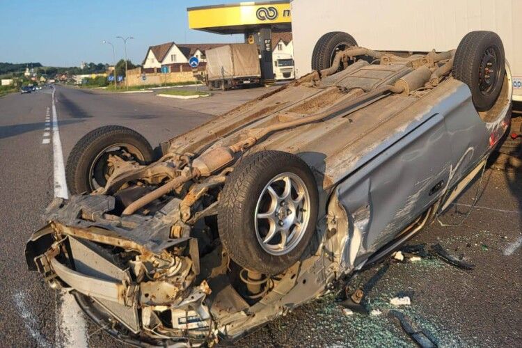 На Поліссі перевернулася автівка: водій народився в сорочці
