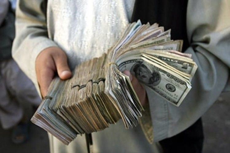 Невідомий дав 100 тисяч доларів на лікування дитини і просив його не шукати