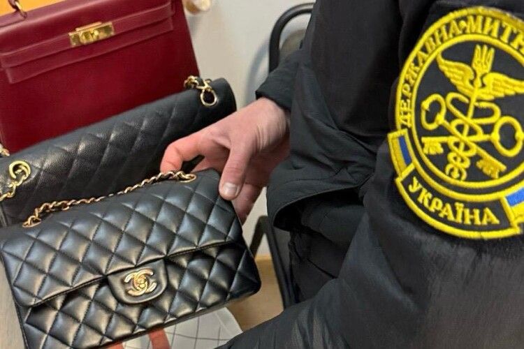 На Волині митники вилучили незадекларовані люксові сумки Chanel та Hermes