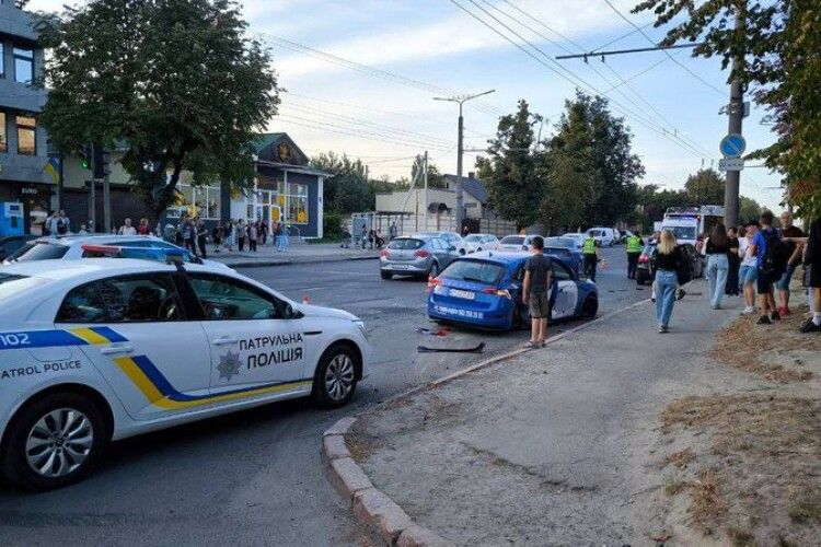 У Луцьку автомобіль BMW влетів у таксі: в машин відірвало колеса