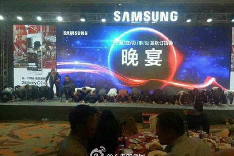 Оце так: топ-менеджери Samsung стали на коліна за «вибуховий» смартфон
