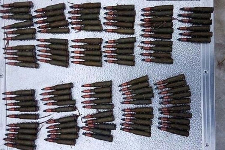Ковельчанин ніс пакет... із понад сотнею набоїв