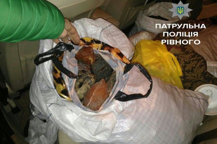 У Рівному «взяли» лучанина з мішками бурштину (фото)