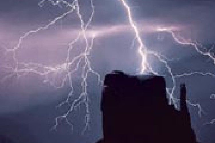 ЯК КУЛЬОВА БЛИСКАВКА ПОЦІЛИЛА У ВІКНО