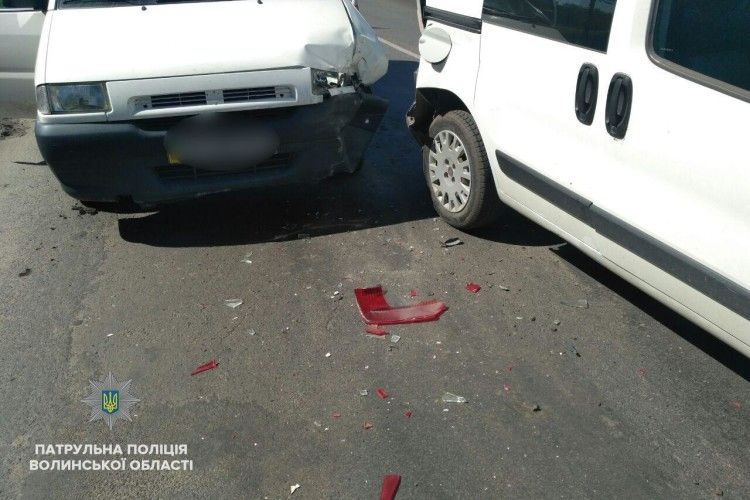 У Ковелі нетверезий водій посеред білого дня вчинив аварію (Фото)