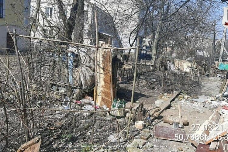 У Луцьку хочуть водити туристів через двір, який закиданий непотребом і сміттям