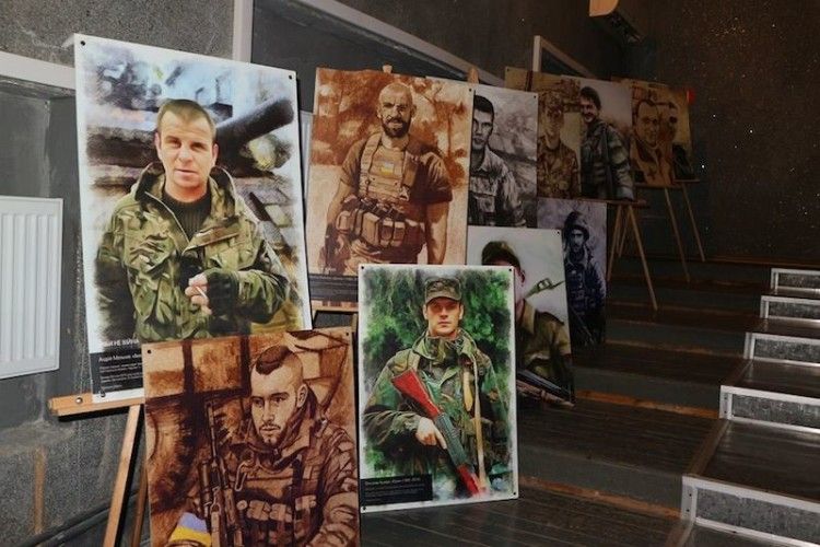 «Якби не війна». Історії Героїв у світлинах побачили у Лисичанську