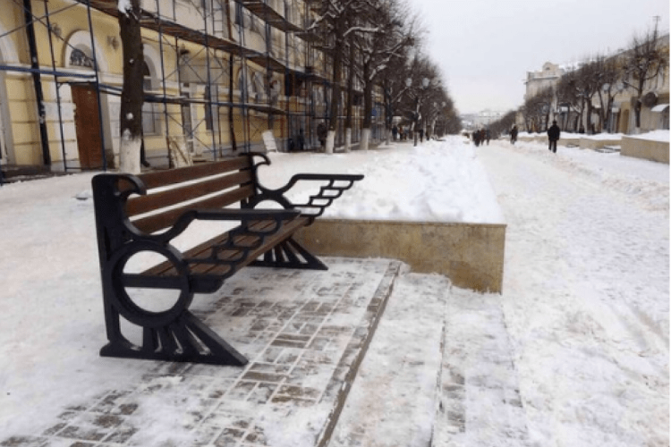 У російському Орлі встановили «рашистську лавку» (фото)