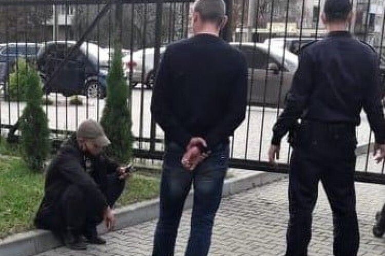 У Луцьку затримали грабіжника, який намагався проникнути до судової установи