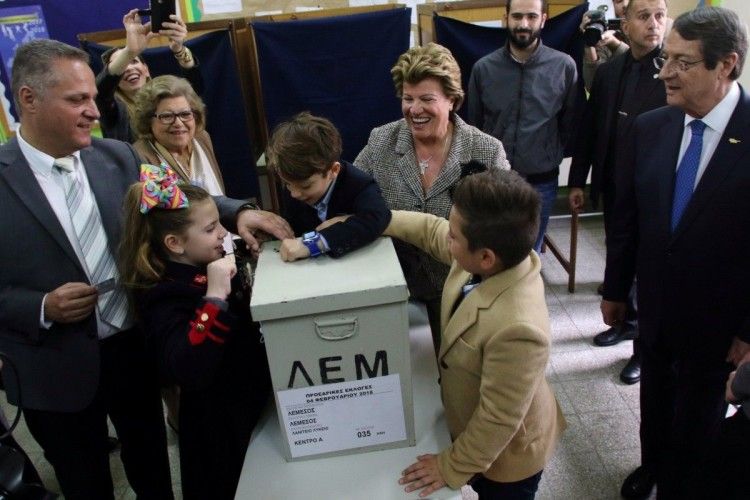 На Кіпрі проходить другий тур президентських виборів