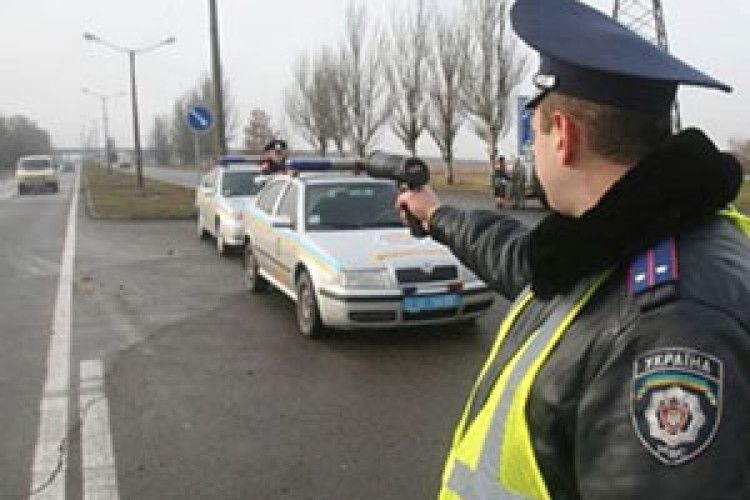 З ДАІ ЗВІЛЬНЯЮТЬ ЧЕРЕЗ… ІНТЕРНЕТ