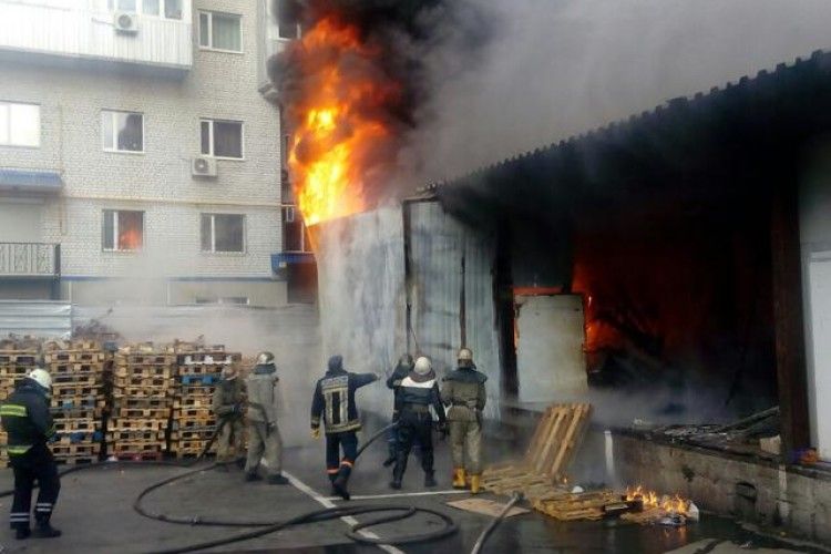 На складі ТРЦ у Дніпрі сталася велика пожежа