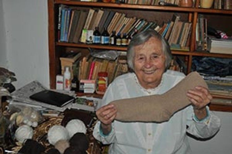 ЧЕРЕЗ 70 РОКІВ ЗНОВУ ВЗЯЛАСЯ ЗА ШКАРПЕТКИ ДЛЯ СОЛДАТІВ