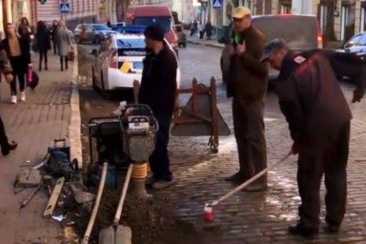 Відомий режисер взявся самостійно ремонтувати вулицю, за це поліція його оштрафувала