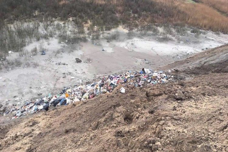 Львівське сміття вже дісталося й до «столиці бурштинокопачів» (фото)