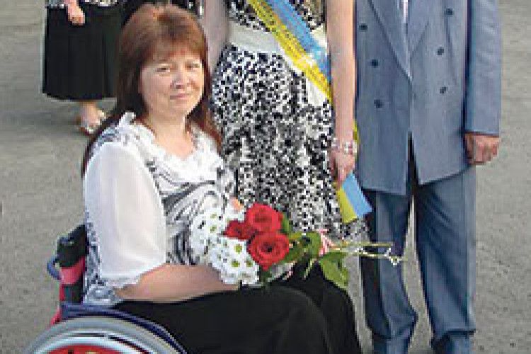 ЧОЛОВІК НОСИТЬ ЇЇ НА РУКАХ