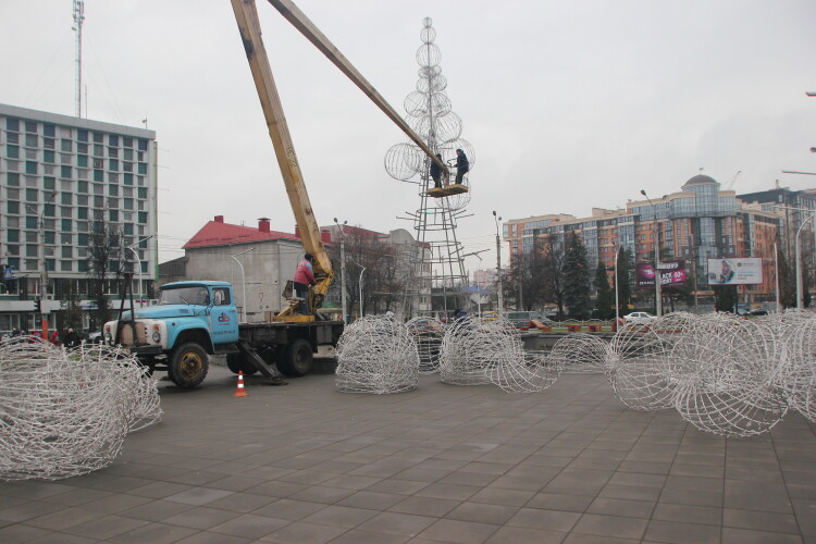У Луцьку вже встановлюють найкращу ялинку України