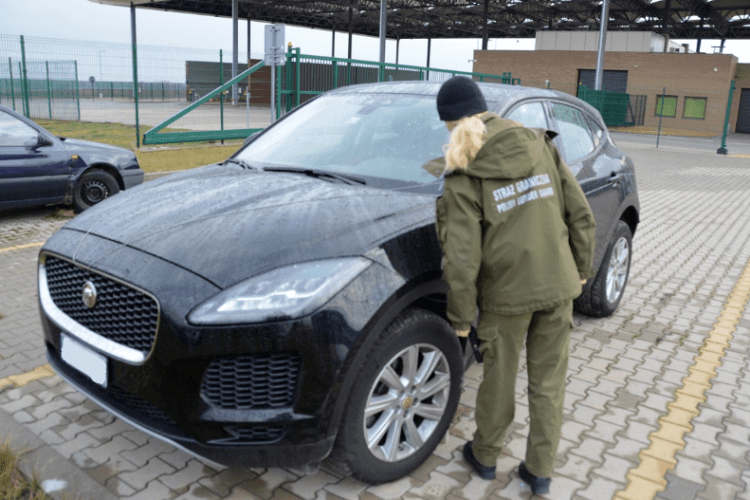 Розшукувані в ЄС Jaguar та BMW вартістю понад 2,3 млн грн вилучили на пункті пропуску Долгобичув-Угринів