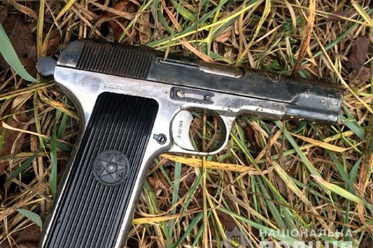 У Білій Криниці знайшли застреленим із пістолета 25-річного чоловіка