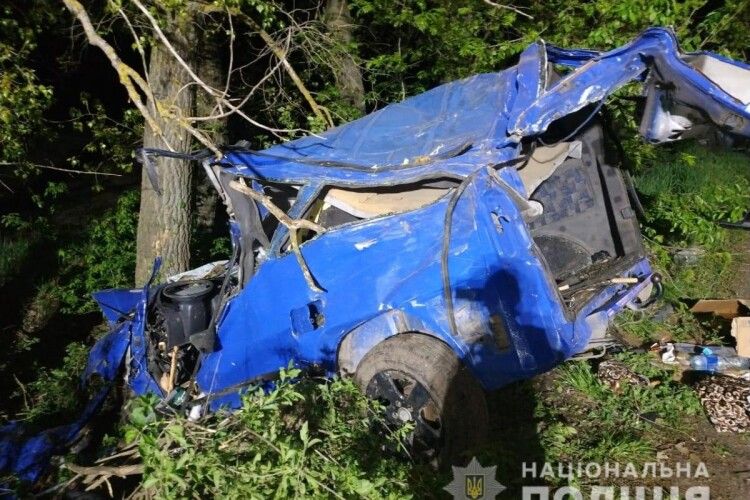 Мікроавтобус Mercedes-Benz Vito з’їхав з дороги та зіткнувся з деревом: загинуло троє військовослужбовців