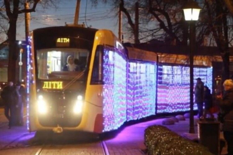 Різдвяний парад трамваїв в Одесі повторили, щоб потішити хлопчика, який задля цього видовища втік з дитбудинку