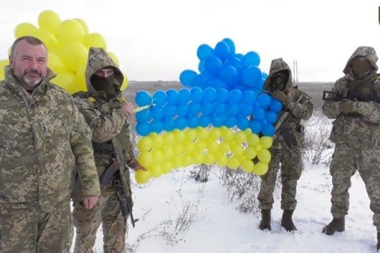 Над окупованим Донбасом замайорів синьо-жовтий прапор із повітряних кульок