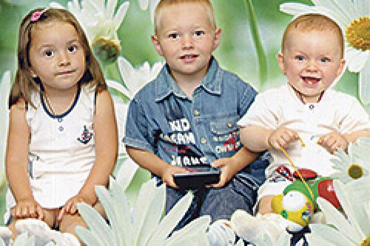 ФОТО НА КОНКУРС: а нас знайшли… у ромашках!