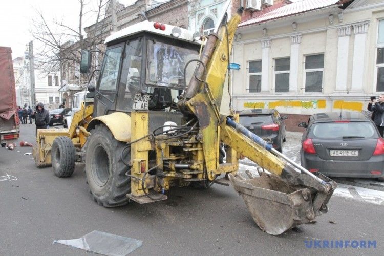 В центрі Дніпра у трактора відмовили гальма – «зім’яв» більше 10-ти автівок (фото)