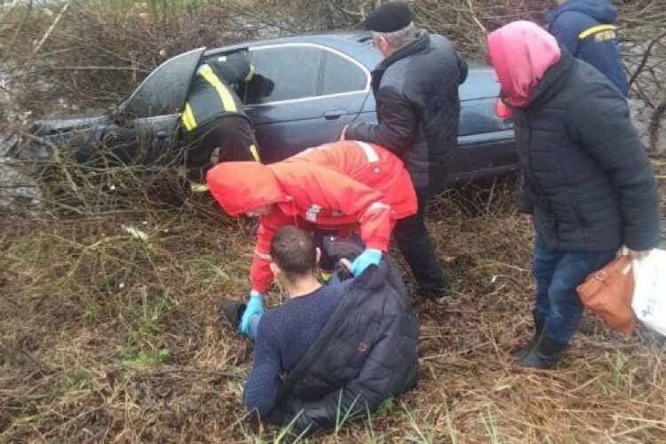 На Волині BMW злетіла в канаву 