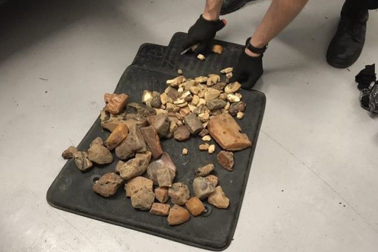 На кордоні з Польщею прикордонники виявили понад 3 кілограми бурштину (фото)