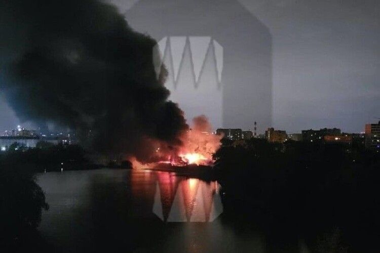 Чули вибухи: цієї ночі у Москві горіла будівля Федеральної митної служби та склади