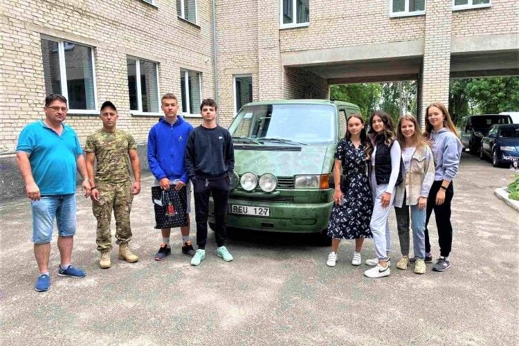 У місті на Волині батьки, діти та вчителі школи скинулись на бус для ЗСУ